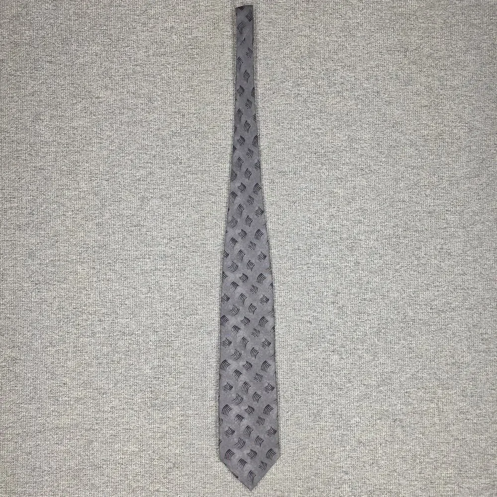 ARMANI COLLEZIONI MEN'S DESIGNER SILK TIE – GRAY WAVED PATTERN – 4” WIDTH